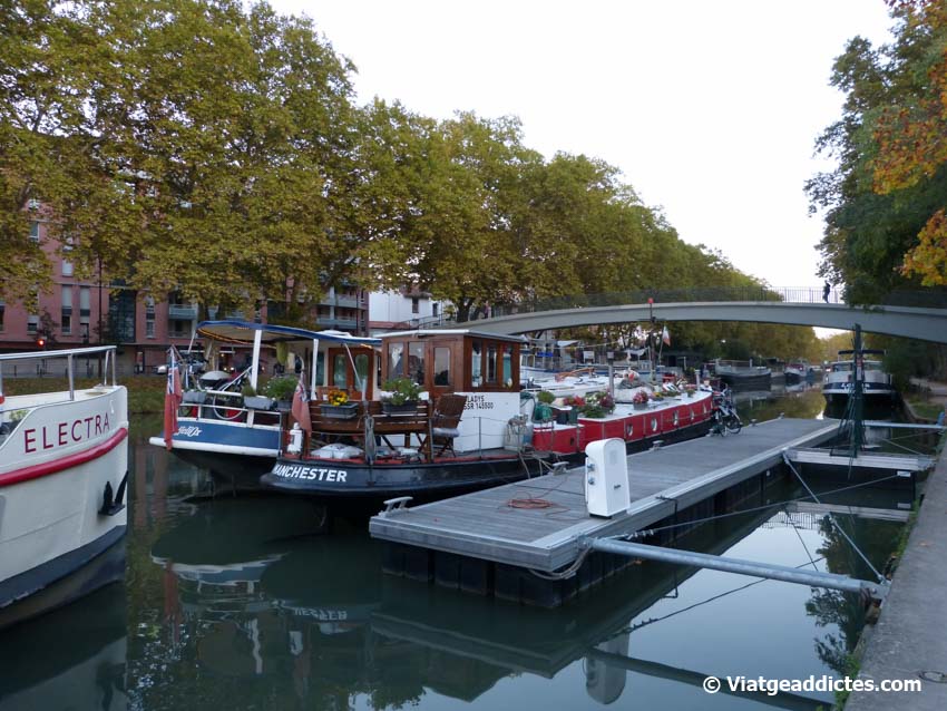 Barcos fondeados en el Canal du Midi, cerca del Puerto Saint-Sauveur de Toulouse