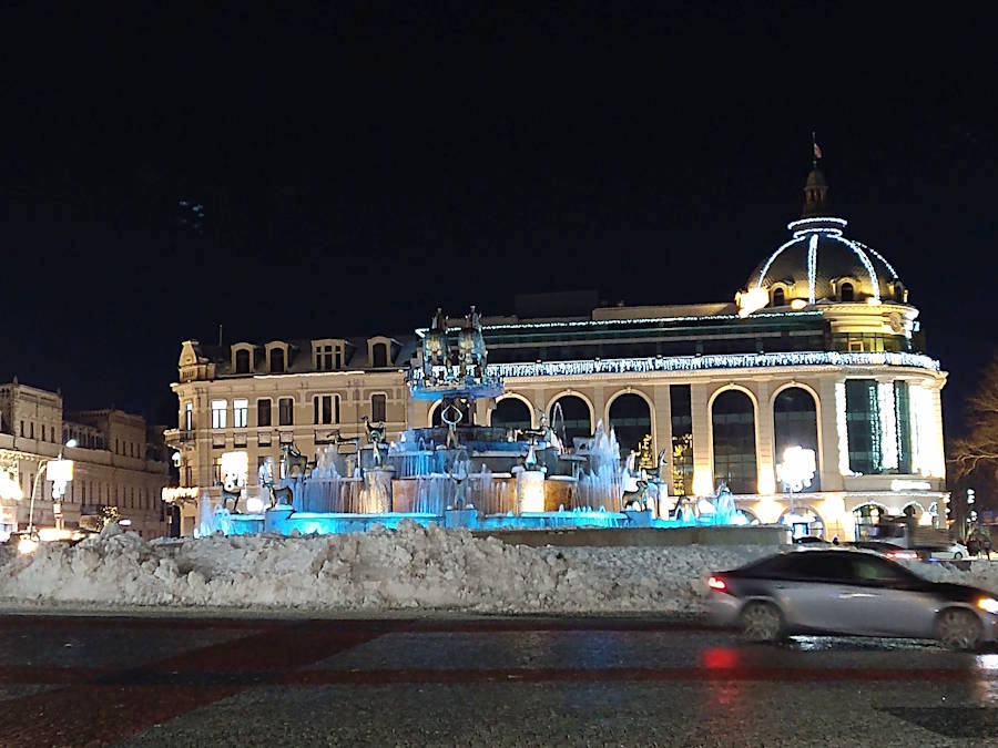 Imatge noctura de la font Kolkha en la plaça David Aghmashenebeli (Kutaissi, Geòrgia)