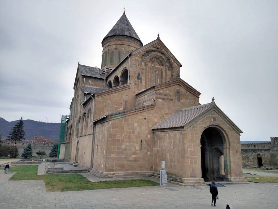 Vista frontal de la Catedral d'Svetitskhoveli (Mtskheta, Geòrgia)