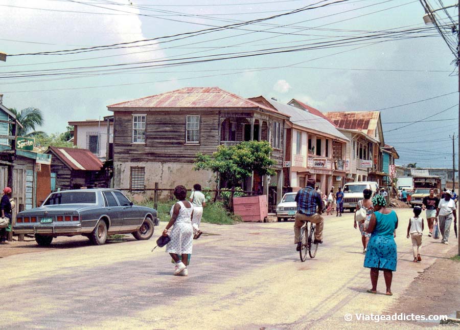 Un carrer qualsevol de la ciutat de Dangriga (Belize)