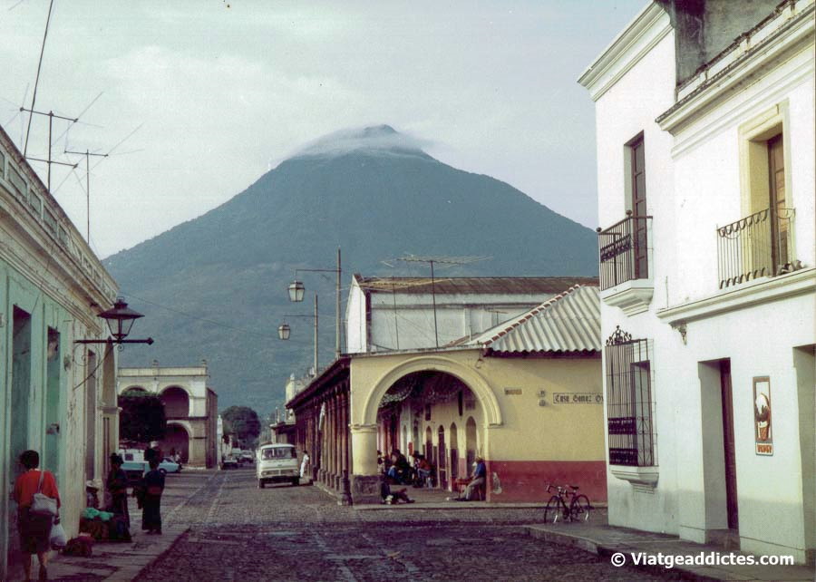 Carrer del centre històric d'Antigua i el volcà d'Agua al fons (Guatemala)