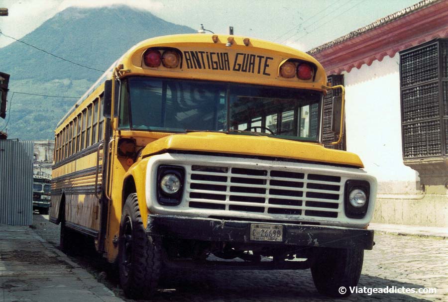 Autobús de la ruta entre Antigua y Ciudad de Guatemala (Guatemala)