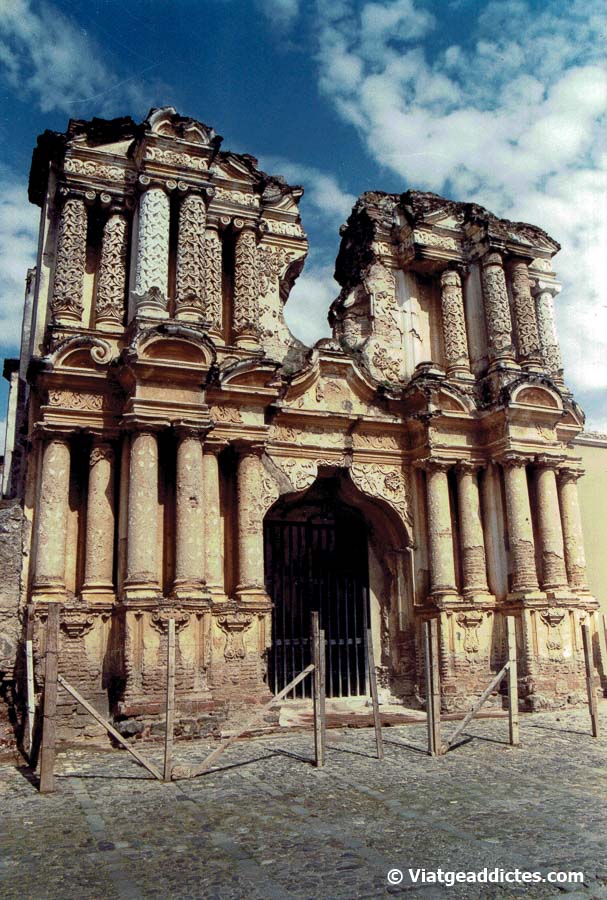 Iglesia barroca en ruínas a causa de los terremotos de la zona (Antigua, Guatemala)