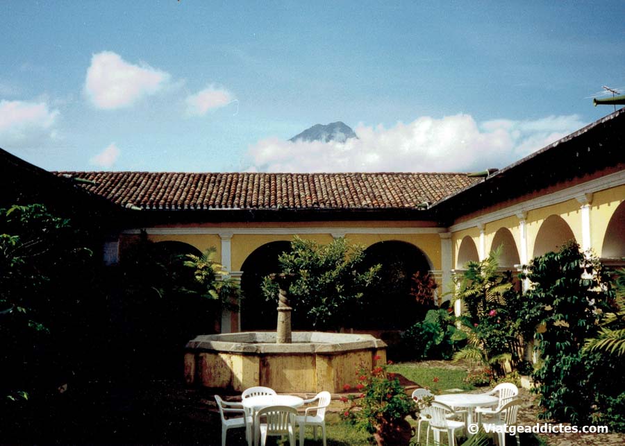 Patio colonial en un edificio de Antigua (Guatemala)