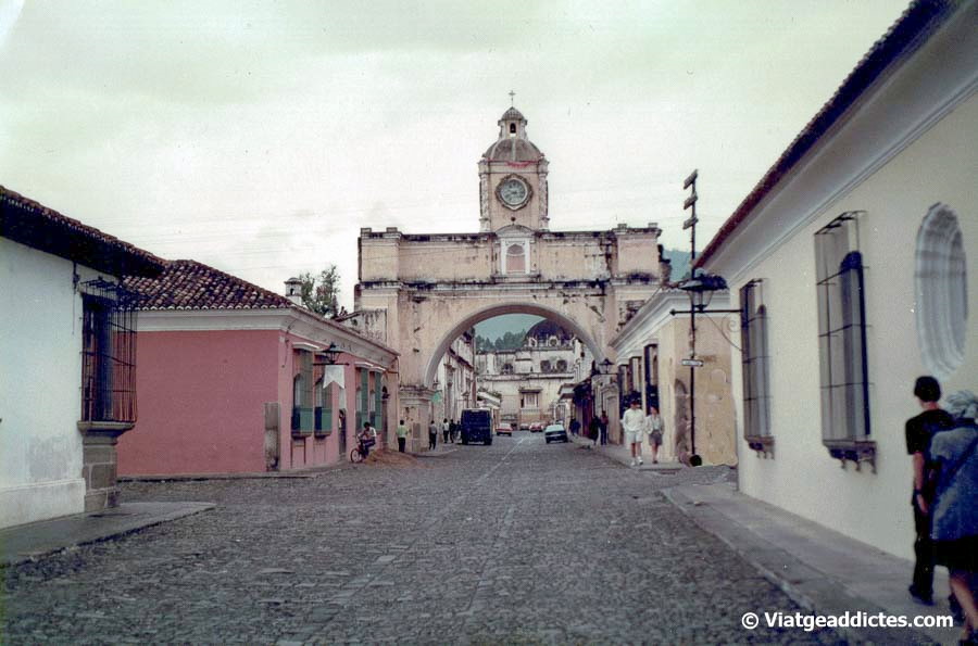 Arco de Santa Catalina en el centro histórico de Antigua (Guatemala)