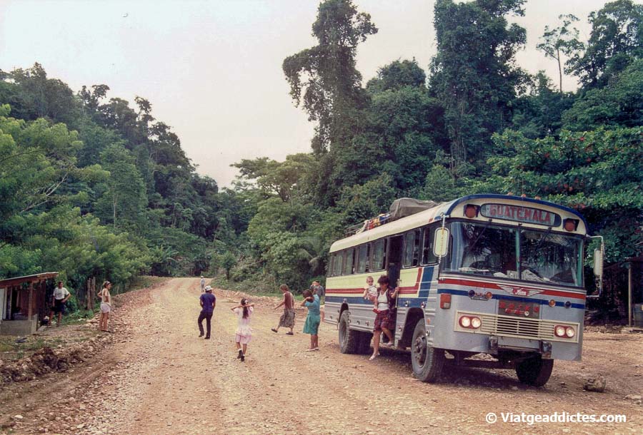 Autobús público en el camino de Flores a Tikal (Petén, Guatemala)