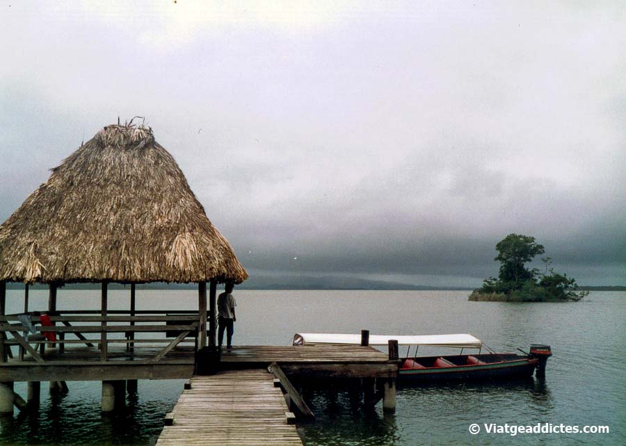 Embarcador en el llac d'Izabal (Guatemala)