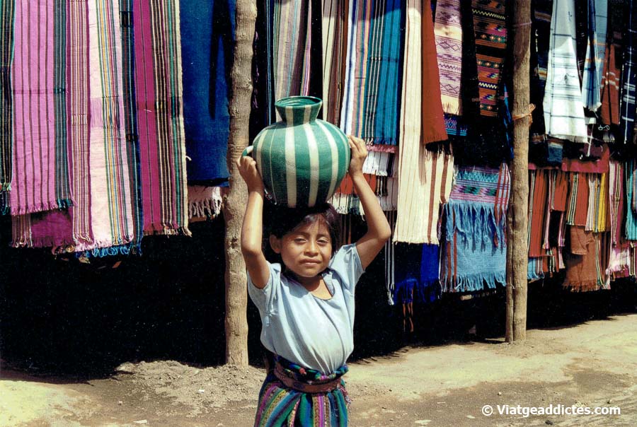 Nen en el mercat de Panajachel (Atitlán, Guatemala)