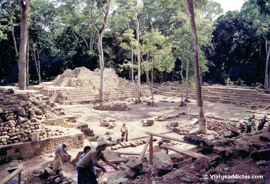 Excavaciones en el sitio arqueológico de Copán (Copán Ruínas, Honduras)