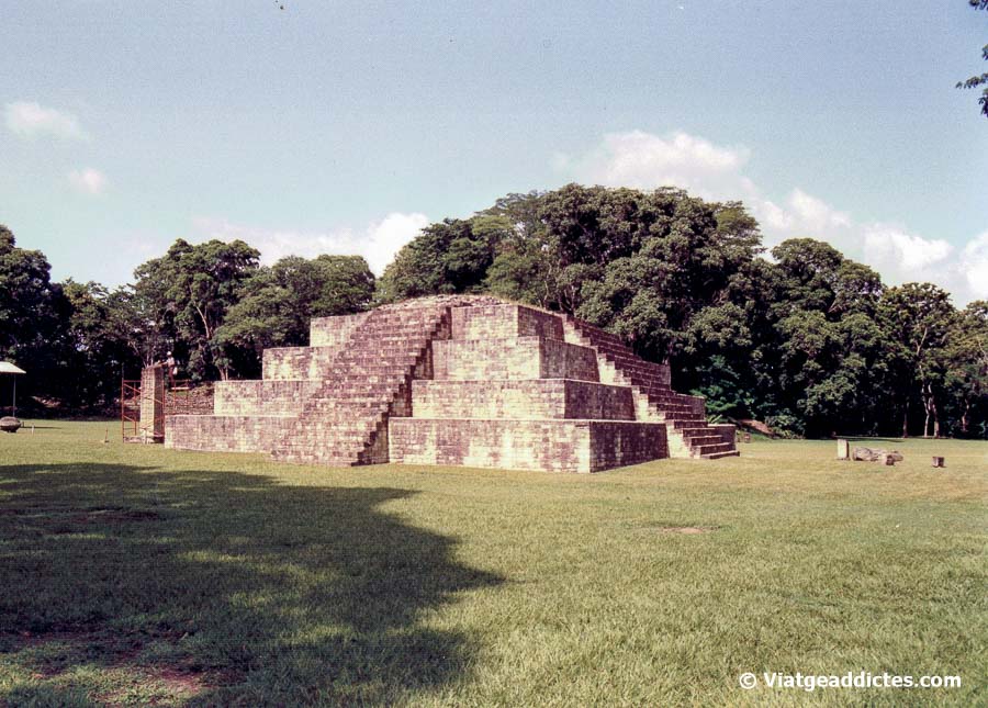 Una de les pirámides del sitio arqueológico de Copán (Copán Ruínas, Honduras)