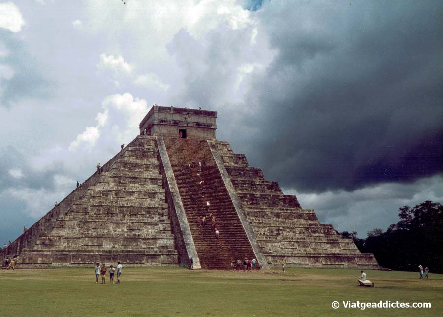 Cel negre sobre la gran piràmide o temple de Kukulkan (Chichén Itzá, Mèxic)