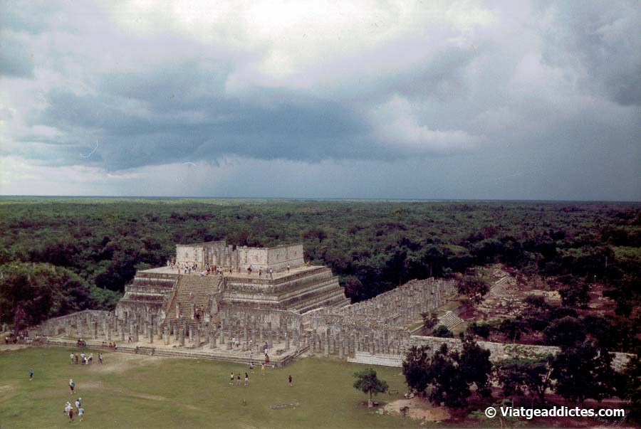 El impresionante Templo de los Guerreros, en el sitio arqueológico de Chichén Itzá (México)