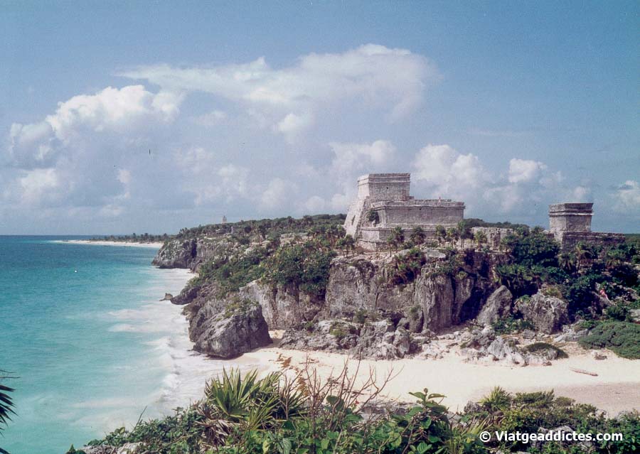 Vista sobre playa Tortuga y las ruïnas mayas del sitio arqueológico de Tulum (México)