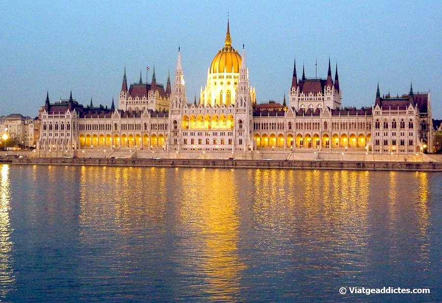 L'edifici del Parlament hongarès il·luminat al capvespre (Pest, Budapest)