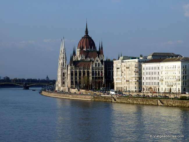 Vista lateral del Parlamento y el río Danubio