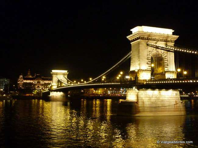 Vista nocturna del famoso Puente de las Cadenas