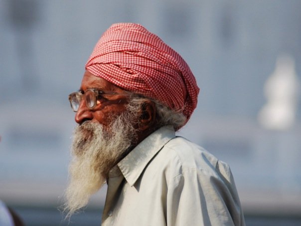 Home resant en el Temple Daurat d'Amritsar