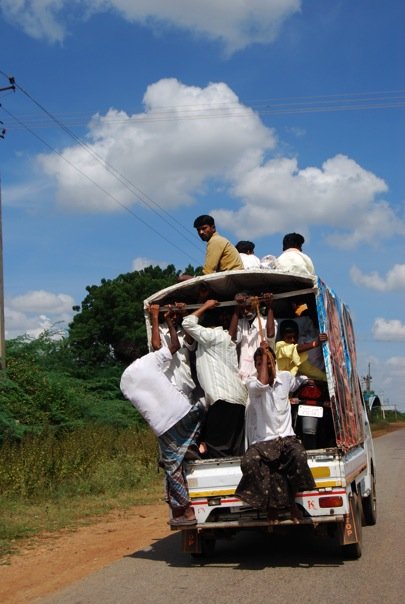 Camió carregat de gent de camí cap a Mysore