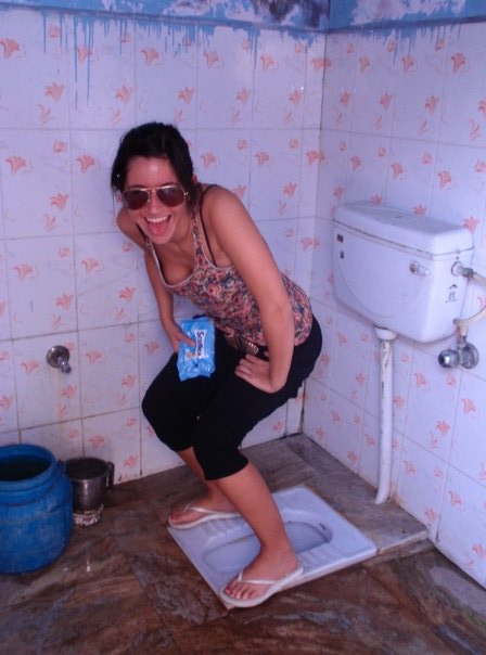 Fent broma en un lavabo típic indi