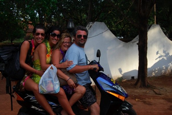Anant tots quatre en moto per Goa
