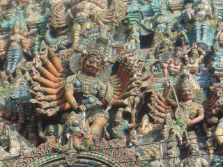 Detalle de las estatuas en el templo Sri Meenakshi
