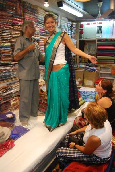 En una botiga provant-me un sari