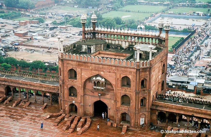 Entrada de la Jama Masjid vista desde el minarete sur