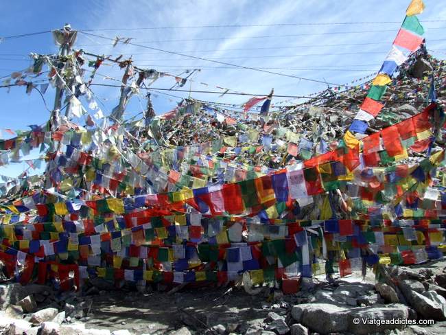 Banderoles d'oració en el cim del Khardung La