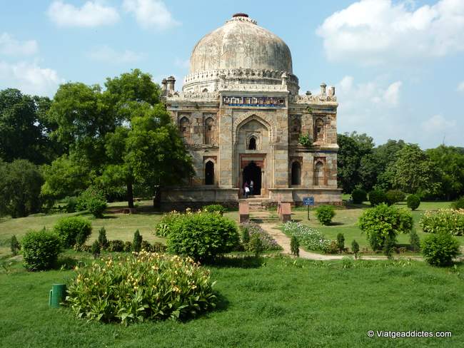 Edificio histórico en los jardines Lodi (New Delhi)