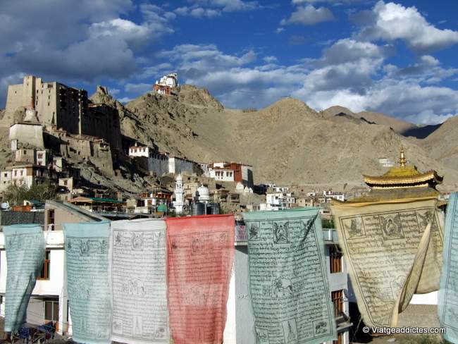 Vista del Palau Reial i temples budistes (Leh, Ladakh)