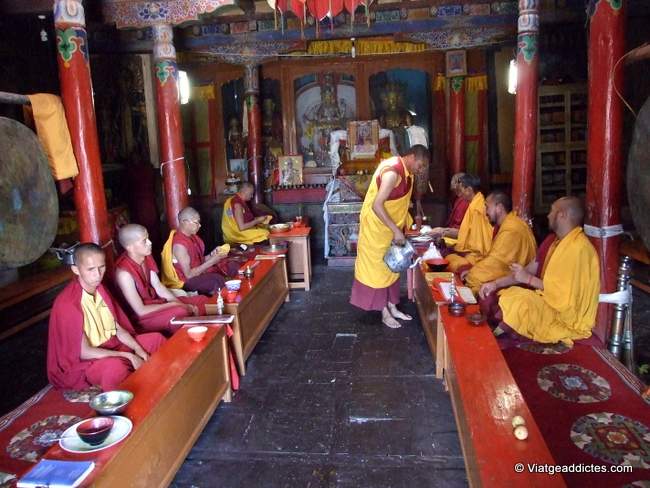 Monjos resant en el monestir de Matho