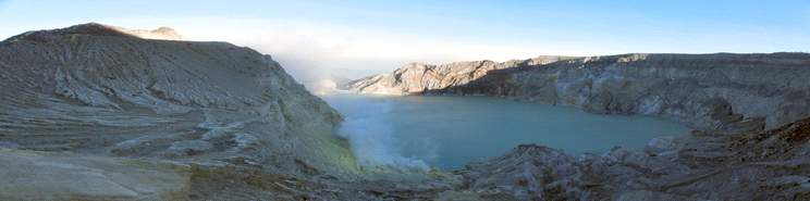 Lago en el cráter del volcán Ijen