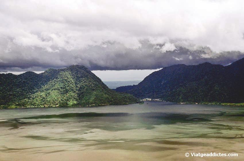 Lago Maninjau bajo la tormenta (Lawang Top, Sumatra)