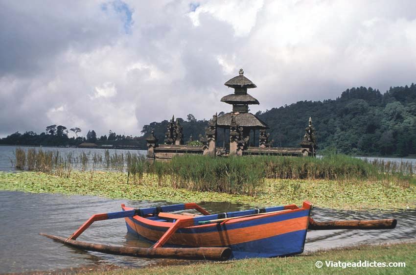 Templo Pura Ulun Danu sobre el lago Bratan (Bali)