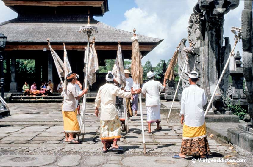 Ceremonia en uno de los templos balinesos