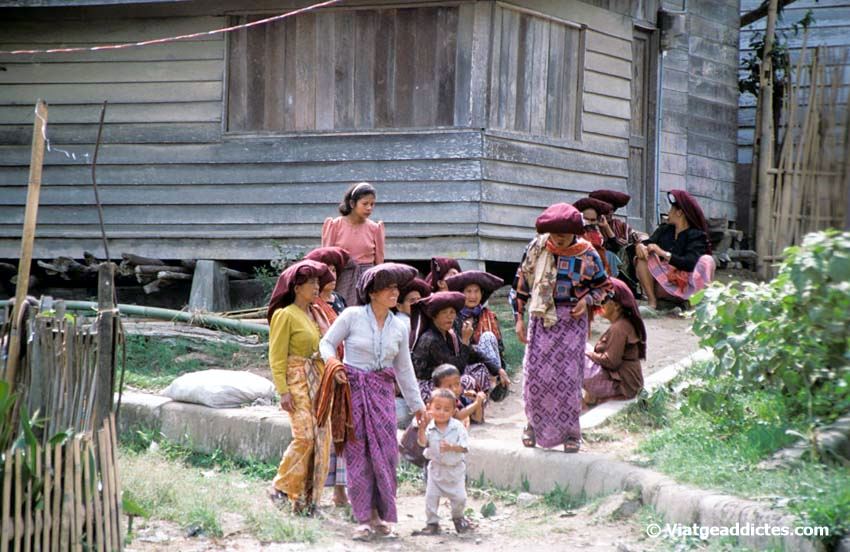 Mujeres y niños batak (Ambarita, Sumatra)