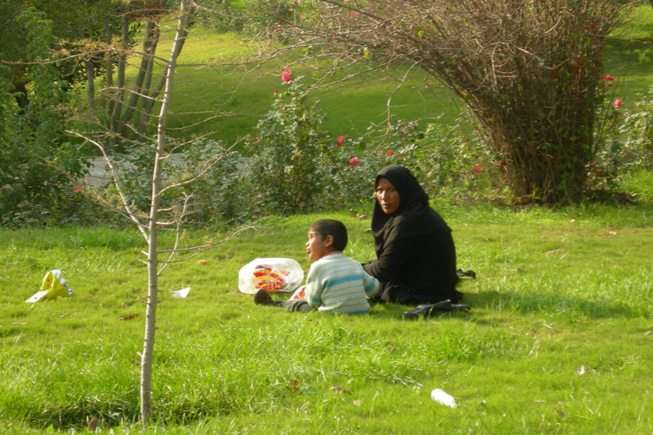 Mare amb un nen en un parc de Teheran