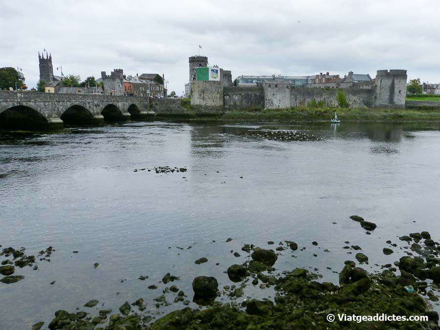 El castillo King John's, el puente Thomond y el río Shannon (Limerick)