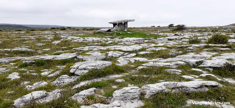 El dolmen de Poulnabrone y su desolado entorno (Burren N. P.)