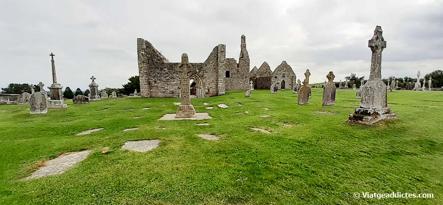 En el recinto de Clonmacnoise, un monasterio en ruinas