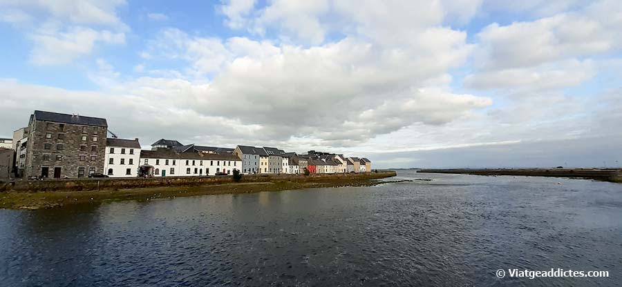Las fotogéniques cases de colors enfront del riu Corrib (Galway)