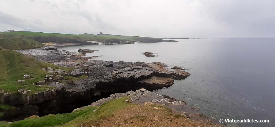Litoral de la península de Mullaghmore, amb el castell de Classiebawn al fons