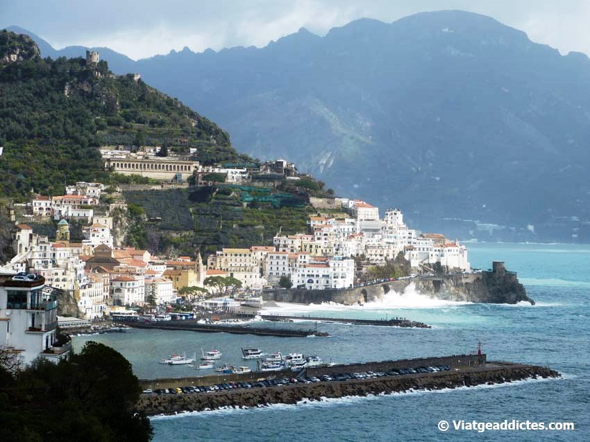 Vista del puerto de Amalfi (Costa Amalfitana)