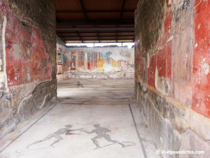 Mosaicos y frescos en la entrada de Palestra dei Iuvenes (Pompeya)