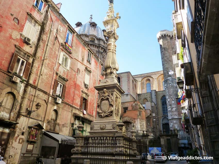 Obelisco de San Gennaro, en el centro histórico de Nápoles