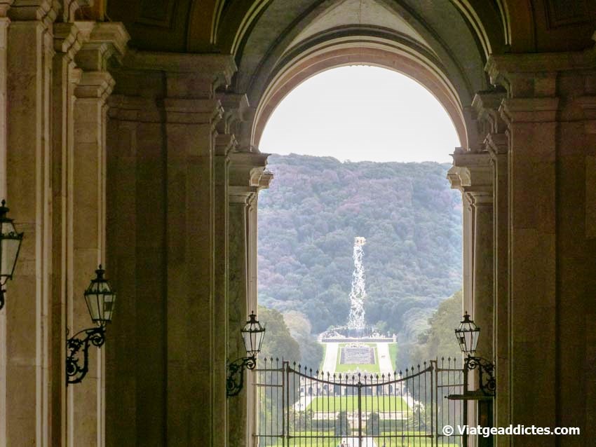 Vista de los jardines desde dentro del Palacio Real (Caserta)
