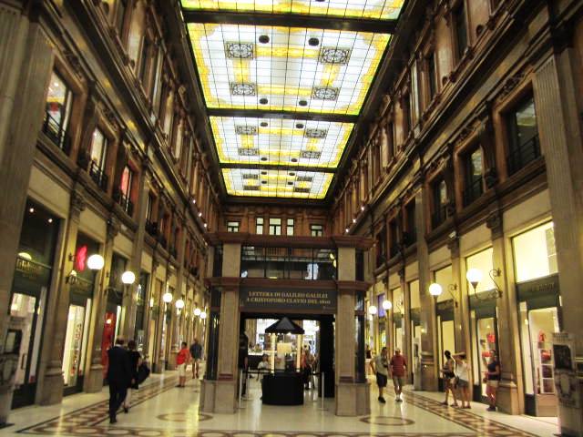 Centre comercial de bonics vitralls (Via del Corso)