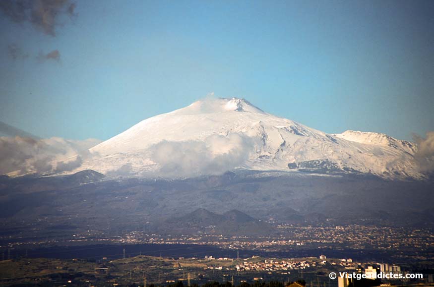 El volcà Etna nevat amb Catània als seus peus