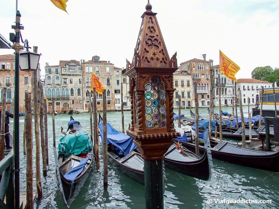 Gòndoles en el Gran Canal de Venècia