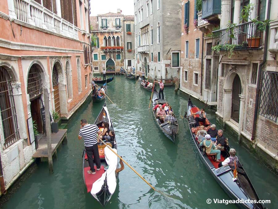 Hora punta en un canal de Venècia